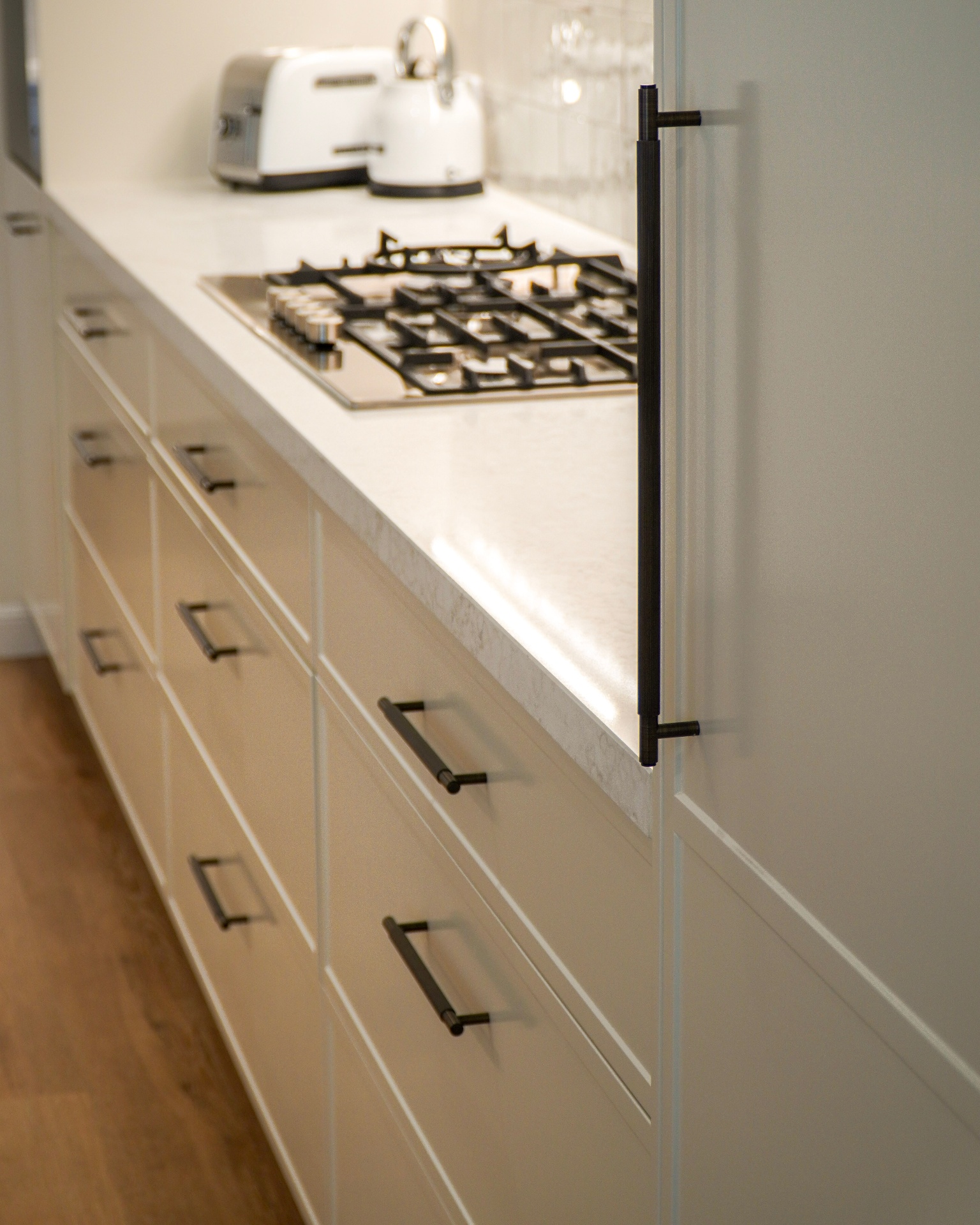 Shaker kitchen with Perla Venata benchtop and gas cooktop