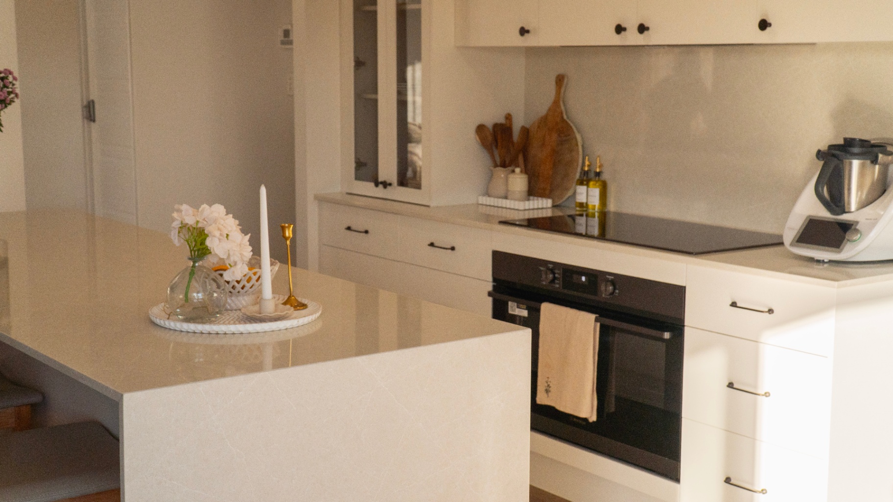 Hamptons-style island in Caesarstone Cosmopolitan White