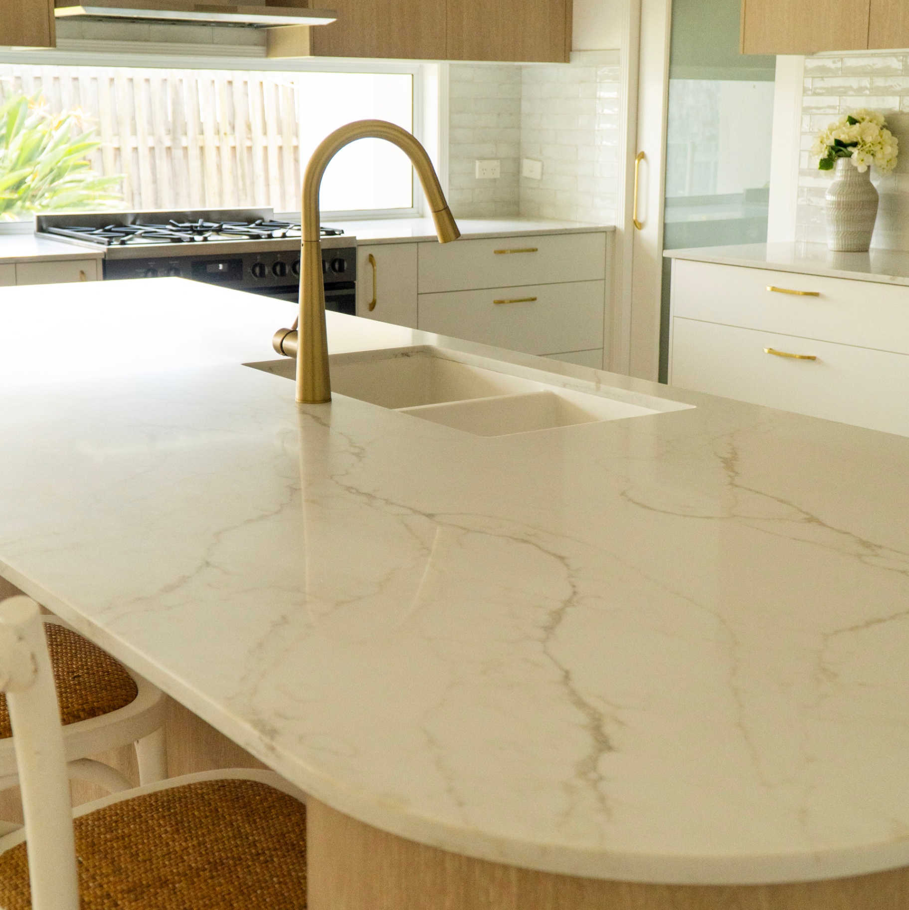 Curved Naica island with integrated double sink