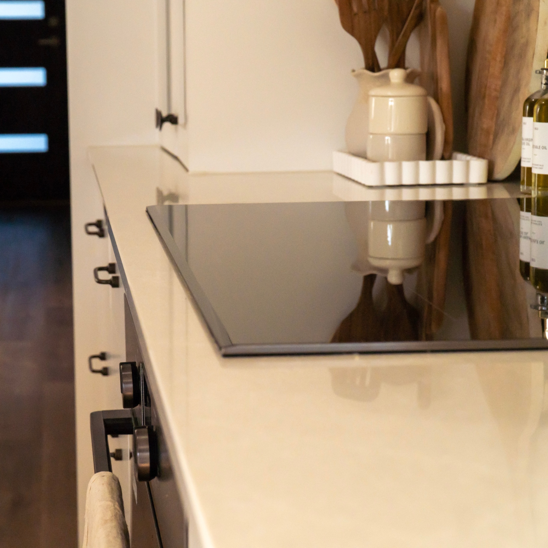 Flush induction cooktop in Caesarstone Cosmopolitan White